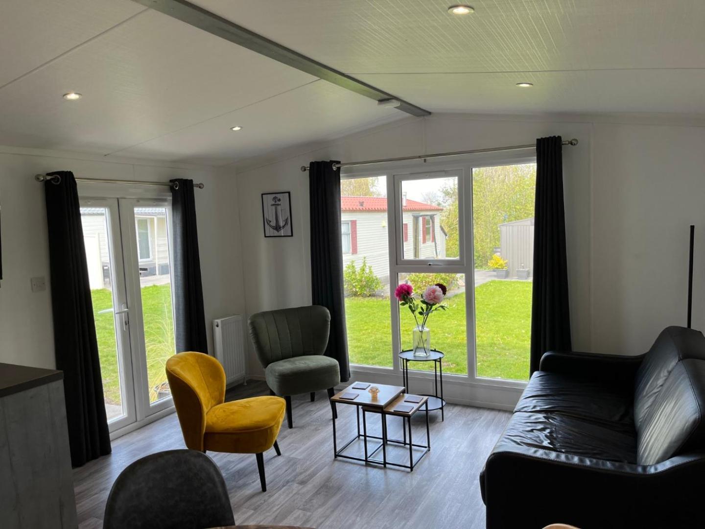 Ervaar 'Fryske Weelde' Op Vijf Sterren Vakantiepark De Kuilart Koudum Exterior foto